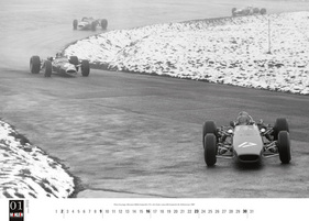 McKlein Motorsport Classic Kalender 2022 – das Jahr beginnt mit Piers Courage, der mit seinem McLaren M4A-Cosworth vor Jim Clark im Lotus liegt. McKlein Motorsport Classic Kalender 2022 – das Jahr beginnt mit Piers Courage, der mit seinem McLaren M4A-Cosworth vor Jim Clark im Lotus liegt.