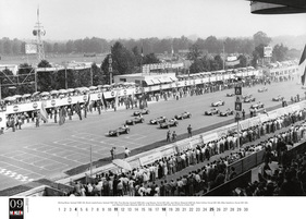 McKlein Motorsport Classic Kalender 2022 – der Start des GP von Italien 1957, Stirling Moss führt das Feld an. McKlein Motorsport Classic Kalender 2022 – der Start des GP von Italien 1957, Stirling Moss führt das Feld an.