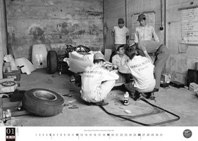 McKlein The Wider View Calendar 2020 - Boxenstopp: Mechaniker am Gran Premio d'Italia 1965 auf der Januar-Seite.