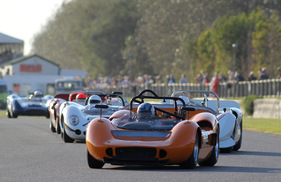 McLaren-Chevrolet M1B (1965) - angetreten in der Whitsun Trophy am Goodwood Revival 2012