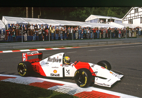 McLaren-Cosworth Ford MP4/8A F1 (1993) - am Lenkrad Ayrton Senna