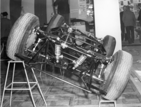McLaren Elva Sports Racing Car Mk 8 (1965) - Chassis ohne Karossserie an der 6. Londoner Rennwagen-Show 1965