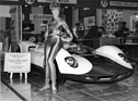 McLaren Elva Sports Racing Car Mk 8 (1965) - attraktiv präsentiert an der Londoner Rennwagen-Show 1965
