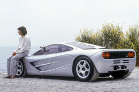 McLaren F1 (1992) - Entwickler Gordon Murray mit seinem Supersportwagen McLaren F1 (1992) - Entwickler Gordon Murray mit seinem Supersportwagen