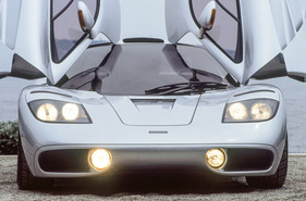 McLaren F1 (1992) - drei Sitze, der Pilot sitzt in der Mitte McLaren F1 (1992) - drei Sitze, der Pilot sitzt in der Mitte