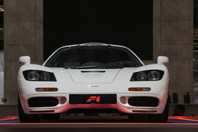 McLaren F1 (1995) – eines von zwei Fahrzeugen in Monaco-Weiss – Rétromobile Paris 2025