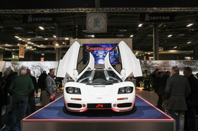 McLaren F1 (1995) – im Zentrum des Standes von Kidston – Rétromobile Paris 2025