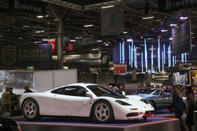 McLaren F1 (1995) – wirkt fast wie ein Heiligtum auf dem Alter, kein Wunder bei einem Wert zwischen EUR 10 und 20 Millionen – Rétromobile Paris 2025