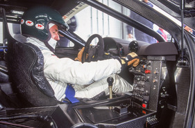 McLaren F1 GTR (1996) - Jacques Laffite macht sich in Silverstone mit dem Rennwagen vertraut