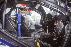 McLaren F1 GTR (1996) - Nelson Piquet nimmt im Rennwagen Platz