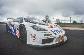 McLaren F1 GTR (1996) - bei Testfahrten auf dem Rundkurs von Silverstone