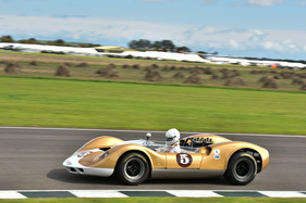McLaren M1A (1967) - Egon Zweimüller fährt in McLarens erstem Rennfahrzeug - Bruce McLaren Tribute - Goodwood Revival 2015