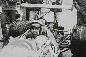 McLaren M7A (1968) Bruce McLaren am Lenkrad seines Wagens beim GP von Holland