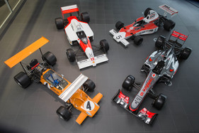 McLaren M7A (1969), McLaren M23 (1974), McLaren MP 4-4 (1988) und McLaren MP 4-27 (2012) am Firmenhauptsitz von McLaren in Woking