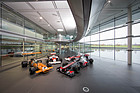 McLaren M7A (1969), McLaren M23 (1974), McLaren MP 4-4 (1988) und McLaren MP 4-27 (2012) am Firmenhauptsitz von McLaren in Woking