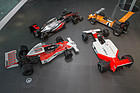 McLaren M7A (1969), McLaren M23 (1974), McLaren MP 4-4 (1988) und McLaren MP 4-27 (2012) am Firmenhauptsitz von McLaren in Woking