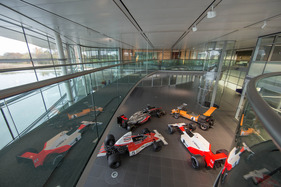 McLaren M7A (1969), McLaren M23 (1974), McLaren MP 4-4 (1988) und McLaren MP 4-27 (2012) am Firmenhauptsitz von McLaren in Woking McLaren M7A (1969), McLaren M23 (1974), McLaren MP 4-4 (1988) und McLaren MP 4-27 (2012) am Firmenhauptsitz von McLaren in Woking