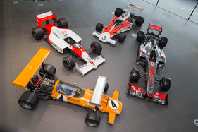 McLaren M7A (1969), McLaren M23 (1974), McLaren MP 4-4 (1988) und McLaren MP 4-27 (2012) am Firmenhauptsitz von McLaren in Woking McLaren M7A (1969), McLaren M23 (1974), McLaren MP 4-4 (1988) und McLaren MP 4-27 (2012) am Firmenhauptsitz von McLaren in Woking