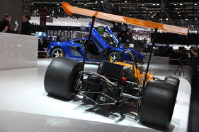 McLaren M7A (1969) - alte Formel-1-Technik vor aktueller Supersportwagen-Technik - am Genfer Automobilsalon 2014