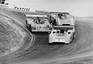 McLaren M8D (1970) - Denny Hulme führt vor Jackie Oliver (Norris Industries Ti 22), Chris Amon wird überrundet - Laguna Seca 1980