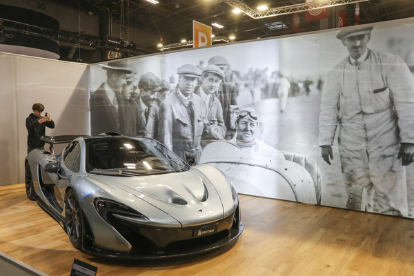 McLaren P1 (2015) – Chassis 094 mit 1567 km Laufleistung auf dem Stand von Kidston – Rétromobile Paris 2025