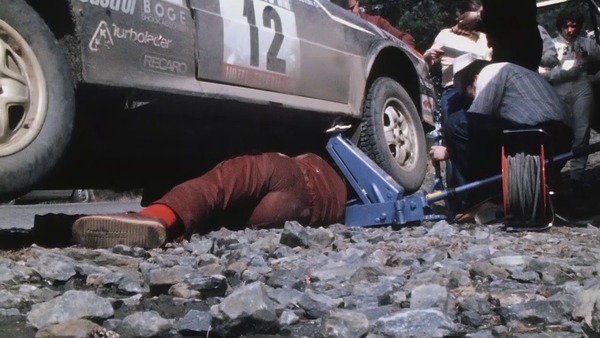 Mechaniker im Einsatz - Standbild aus dem Film "Quattro Jahre" von Helmut Deimel