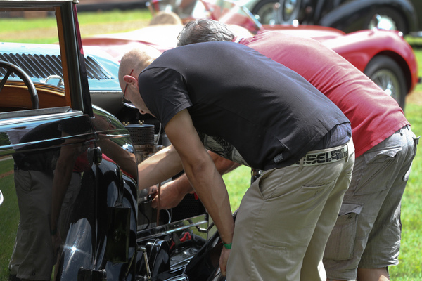 Mechanische Unterstützung für den Bugatti-44-Besitzer - Concours d'Elégance Suisse Coppet 2017