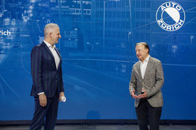Media Stage - Moderator Rainer Maria Salzgeber und Auto-Zürich-Präsident Karl Bieri im Gespräch - 38. Auto Zürich 2025
