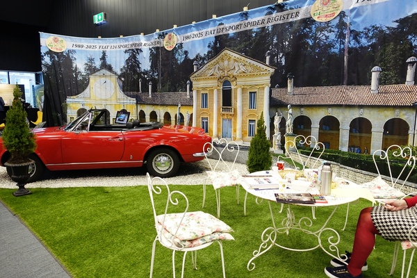 Bild Mediterraner Stand des Fiat 124 Sport Spider Registers – Gewinner des Titels "Best Club Presentation" – Classic Car Show Maastricht 2025