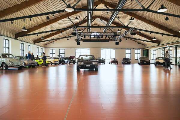 Bild "Meet Emil" – Youngtimer treffen Oldtimer