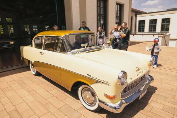 Jüngere und nicht mehr ganz junge Besucher genossen die Begegnung der Generationen – Meet Emil 2025