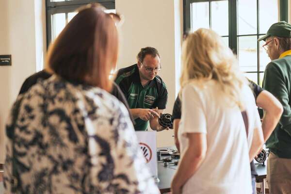 Bild Zahlreiche Mitarbeiters des Classic-Centers Schweiz standen mit Rat und Tat zur Seite – Meet Emil 2025