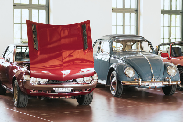 Links: Toyota Celica TA22 – Rechts: Ludovicas VW Käfer "Francisco", den sie mit elf Jahren (!) erwarb – Meet Emil 2025