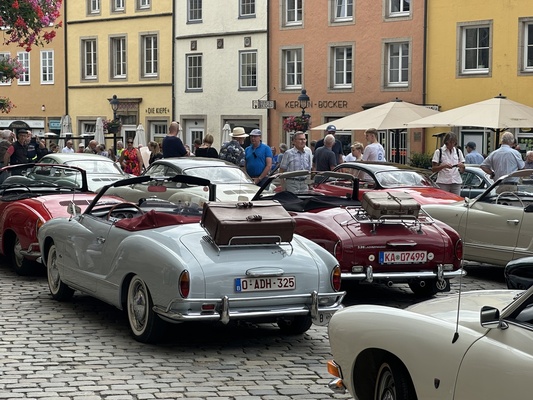 Mehr Gepäckraum durch urige Koffer – 70 Jahre VW Karmann-Ghia