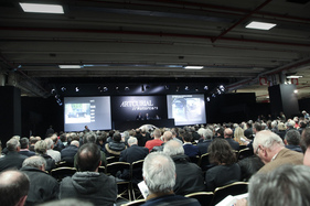 Mehr als EUR 70'000 wollte trotz der vielen Leute niemand für den Lotus Elite bieten - Artcurial Rétromobile Versteigerung 2018 Mehr als EUR 70'000 wollte trotz der vielen Leute niemand für den Lotus Elite bieten - Artcurial Rétromobile Versteigerung 2018