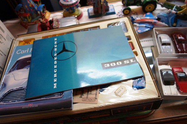 Mehr als nur Autos: Bücher, Prospekte, Spielzeug – Zu Besuch in der Sammlung Hilker