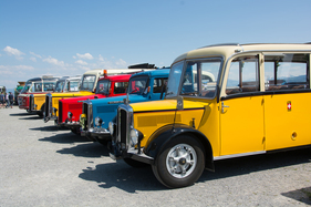 Mehrere Saurer Lastwagen und Postautos kehrten an ihren Geburtsort zurück. Mehrere Saurer Lastwagen und Postautos kehrten an ihren Geburtsort zurück.