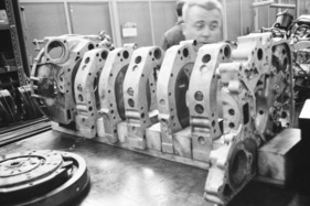 Mehrrotor-Motoren benötigten zwangsläufig Zwischenwände für die Zu- und Ableitung. Hier die Anordnung für einen Dreirotor-KE