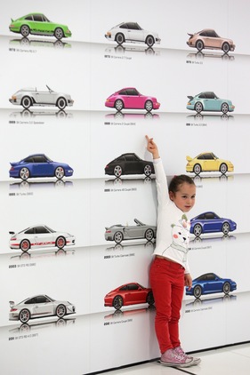 Bild Meint das Kind: "Mir gefällt dieser am besten ….!" - 50 Jahre Porsche 911 im Porsche-Museum