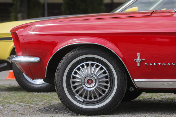 Meist "Styled Steel Wheels" oder Magnum-500-Rädern zum Opfer gefallen und nur noch selten zu sehen sind die Serien-Raddeckel des '67er Modells - 8. Mustang & Shelby Meeting 2024