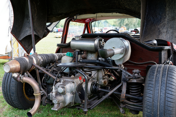 Melkus RS 1000 (1975) , auch wenn das halbe Auto hinten aufklappt: geschraubt wird vorwiegend im Knien. Wartburg-Motor und -Getriebe in klassischer Mittelmotorlage – OMMMA 2023