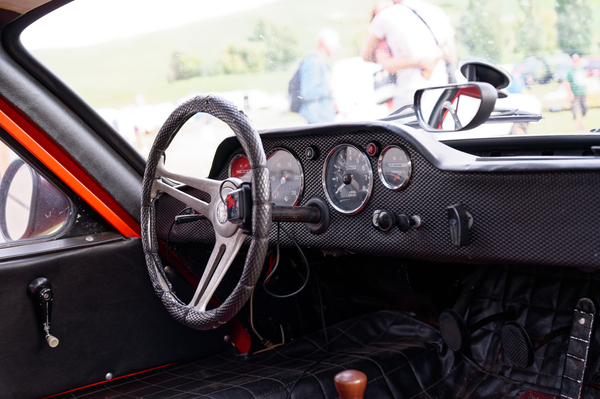 Melkus RS 1000 (1975) , so sportlich, sparanisch konnte im real existierenden Sozialismus ins Lenkrad gegriffen werden. Tacho-Skalenendwert 250 – OMMMA 2023