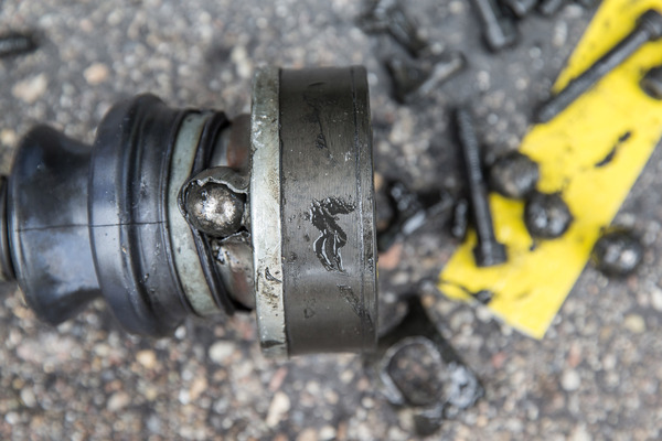 Mensch und Material wurde gefordert, hier eine zerrissenen Antriebswelle des BMW 635 CSi Coupé.