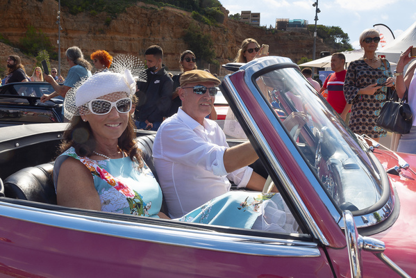 Mercedes 190 SL (1957) an der Mallorca Classic Week 2021 – Exotische Garderobe ist angesagt.
