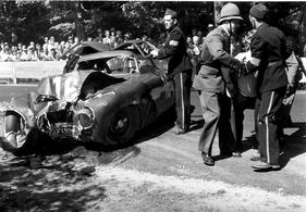 Mercedes 300 SL (1952) - Das Ende einer Karriere - Rudolf Caracciola prallt beim Preis von Bern 1952 in einen Baum und muss mit schweren Beinverletzungen geborgen werden