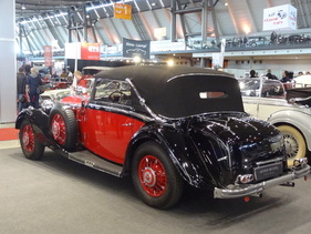 Mercedes 500 K Cabriolet C (1935) - Derselbe Wagen in neuer Lackierung auf einer Messe, das Erscheinungsbild ist durch die fehlenden Aluleisten auf den Trittbrettern gestört