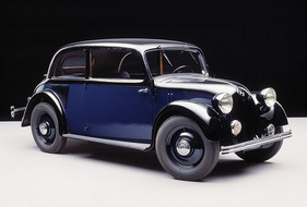 Mercedes-Benz 130 (1933) - Limousine in klassischer Zweifarbenlackierung