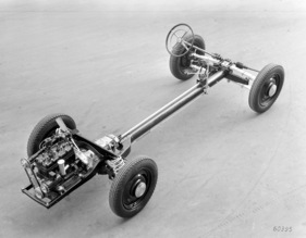 Hecklastig: Fahrgestell des Typ 130 mit Motor hinter der Hinterachse