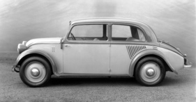 Mercedes-Benz 130 (1935) - mit Zweifarbenlackierung, Heckmotor-Limousine mit aufgesetzten Winkern