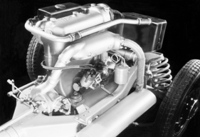 Mercedes-Benz 150 (1934) - beim Modell 150 lag der Motor zwischen den Achsen, wies eine obenliegende Nockenwelle und hängene Ventile auf